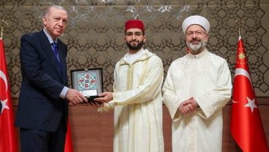 القارئ المغربي وراش يرفع راية الوطن في تركيا