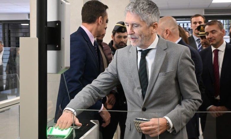 De Spaanse minister voor de binnenstormen bezette Melilla tijdens een verrassingsbezoek om de slimme grens te activeren