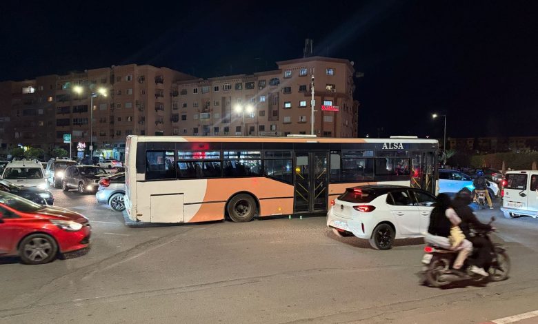 De vervallen "Alza" -bus veroorzaakt verkeer en verkeer naar Marrakech (foto's)