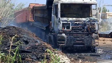 Een brand verslindt een vrachtwagen volledig op de weg van Al -Madouz naar Tamara
