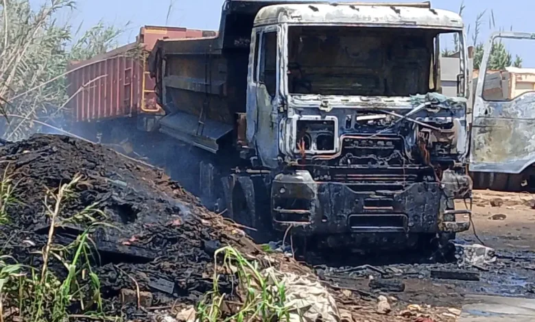 Een brand verslindt een vrachtwagen volledig op de weg van Al -Madouz naar Tamara