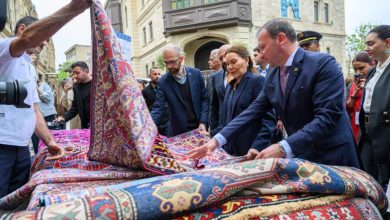 Prinses Lalla Hasna bezoekt het Azerbeidzjan Carpet Festival