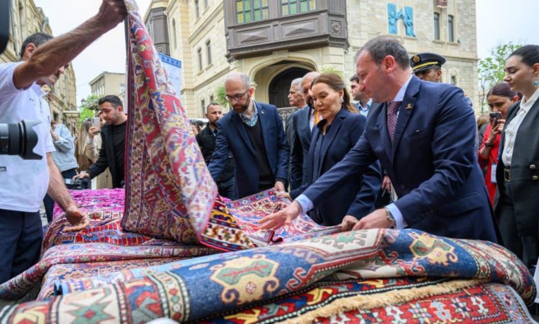 Prinses Lalla Hasna bezoekt het Azerbeidzjan Carpet Festival