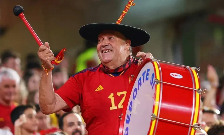 Spanje .. De dood van "Manolo" is de beroemdste fan van het Spaanse nationale team, "La Rokha"